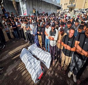 وداع وتشييع جثماني الشهيدين باسل قشطة وأحمد الشاعر في مجمع ناصر الطبي بخان يونس، بعد استشهادهما في غارة جوية إسرائيلية استهدفت مركبة مدنية شمال المدينة